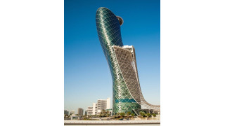 Tháp nghiêng Capital Gate, UAE một biểu tượng của đường chân trời Abu Dhabi.